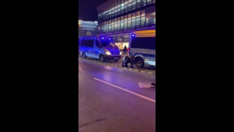 Policjant biegnący z tarczą i jego upadek. Perfekcyjnie skomentowane