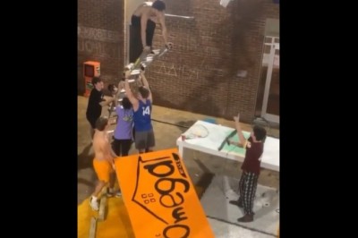 Kiedy widzisz, że chłopaki na osiedlu robią coś głupiego i chcesz to nagrać