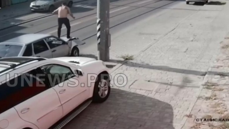Kiedy po dzwonie z latarnią klepiesz auto, żeby wyglądało jak bezwypadkowe