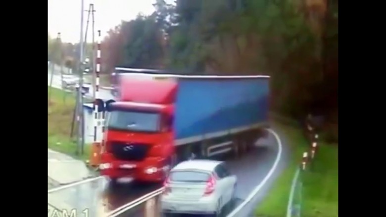 Driftował TIRem na zakręcie i skasował osobówkę. Odjechał z miejsca zdarzenia