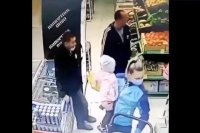 Rozkojarzona matka roku zawinęła cudze dziecko w sklepie