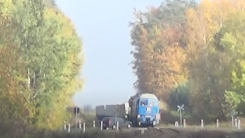 Centymetry od tragedii. Przeleciał autem przed jadącym pociągiem