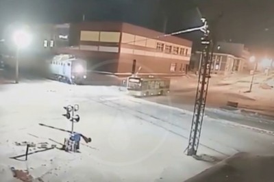 Autobus z pasażerami kontra pociąg towarowy. To był moment