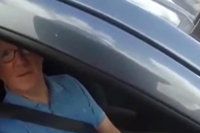 Dziadek pozamiatał motocyklistę, który się na niego wydzierał 