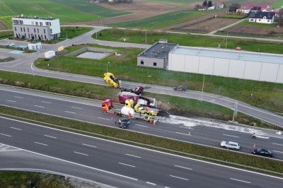 Dzwon nagrany z drona. Kierowcy podziwiali skutki wypadku 