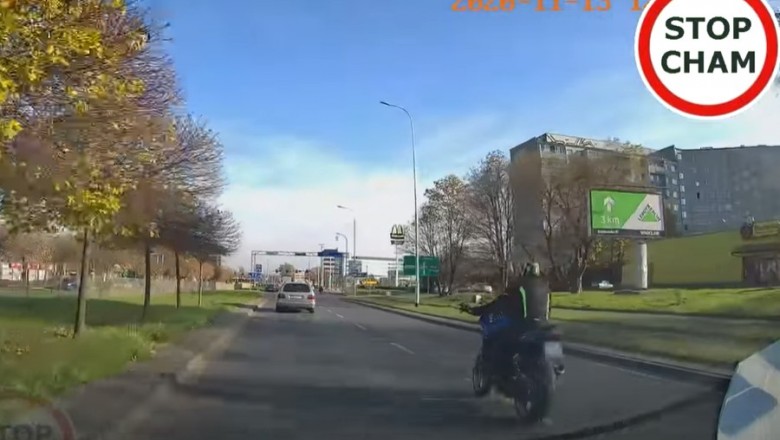 Motocyklista kontra auto. Nagranie z wypadku we Wrocławiu