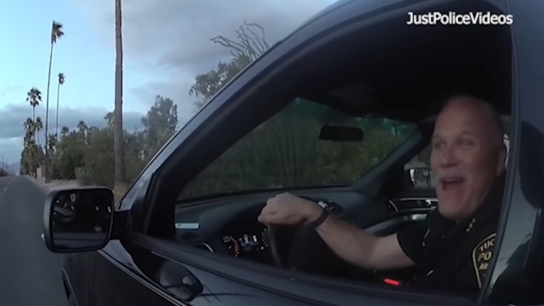 Policjant zatrzymuje komendanta za przejechanie na czerwonym