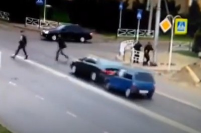 Spowodował kolizję i zaczął uciekać. Zapomniał o kolegach