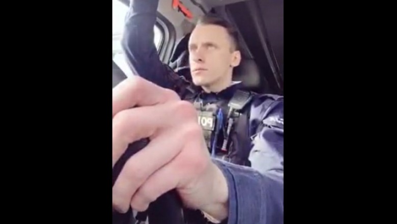 Policjant kontra zawinięte dziewczyny w kabarynie. Jego mina mówi wszystko