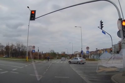 „Nieśmiertelny rowerzysta” kontra nieuważny kierowca