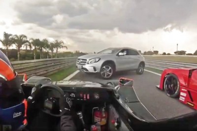 Mercedes wjechał na tor przed rozpędzone samochody wyścigowe