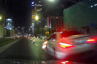 Lot Mercedesem po zamkniętym pasie ruchu w Warszawie