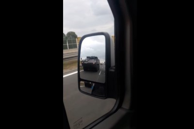 Lecisz sobie spokojnie autostradą a tu niespodzianka na lewym pasie