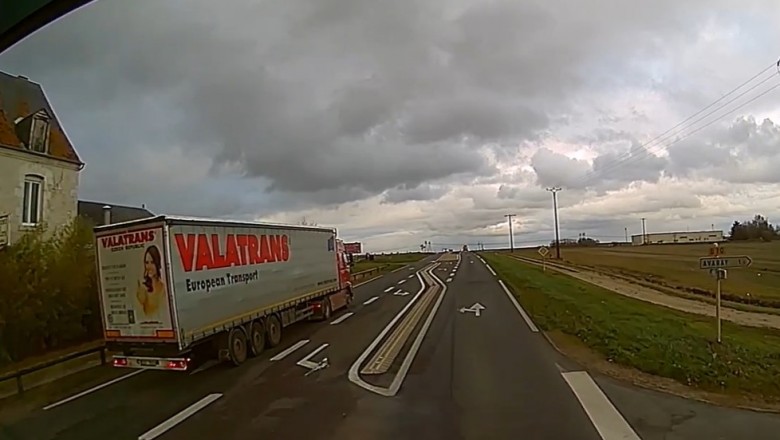 Pirat drogowy w TIRze spycha innych kierowców z drogi