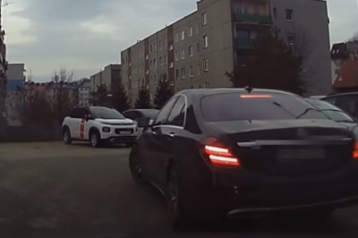 Ucieczka i pościg za kierowcą Mercedesa. Zniszczył cztery auta