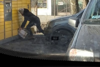 Kiedy paczka nie mieści się w paczkomacie i masz ochotę zrobić z niej list