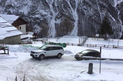 Range Rover kontra Fiat Panda na ośnieżonej drodze 