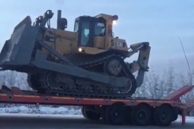 Nieudany zjazd ogromnego spychacza z lawety