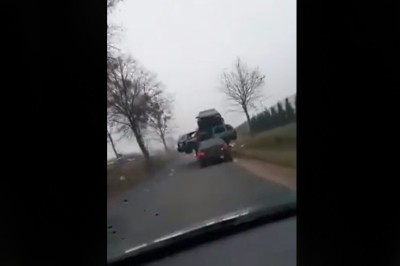 Mistrz transportu wiezie wraki. O mało mu nie pospadały