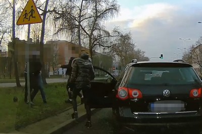 Wyskoczyli z aut i zaczęli się szarpać. Nagranie z Płocka