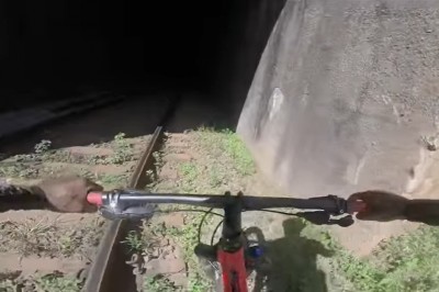 Rowerzyści weszli do tunelu kolejowego. Uciekali przed pociągiem