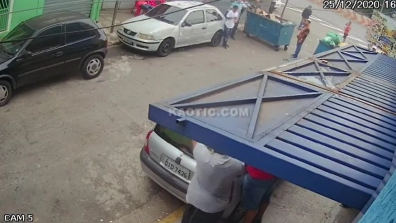 Koledzy z osiedla pomogli mu uciec przed policjantami