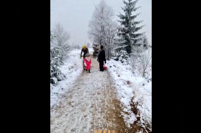 Rowerzysta kontra mała dziewczynka. Miał za mało miejsca