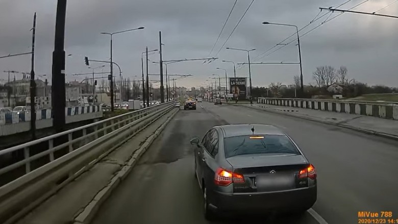 Szybka lekcja dla gościa za hamowanie przed trolejbusem