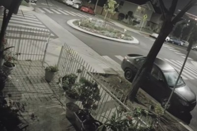 Kobieta w BMW M4 wlatuje na rondo z prędkością ponad 110km/h