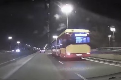 Wjechała Seicento pod prąd i spowodowała wypadek. Nagranie z wideorejestratora