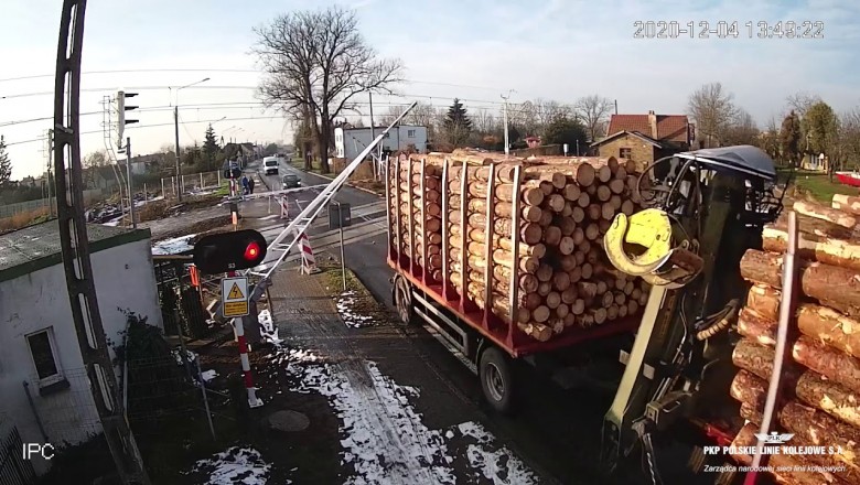 Tak mu się spieszyło, że wjechał ciężarówką na zamykany przejazd