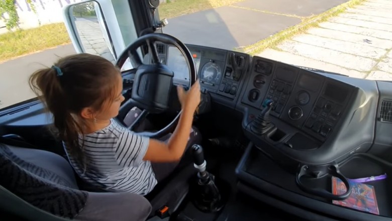 Tatuś daje przejechać się małej córce ogromną Scanią