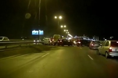 Tak się kończy szybka jazda na śliskiej nawierzchni. Nagranie z wideorejestratora