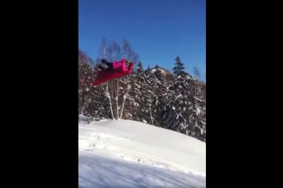 Zjazd na dmuchanym materacu ze sporej górki. Konkretny lot