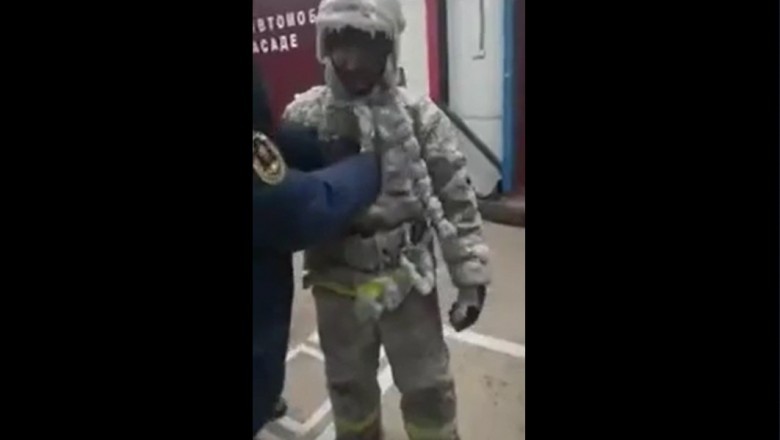 Myślisz, że u nas bywają srogie zimy? Zobacz jak rozbierali tego strażaka