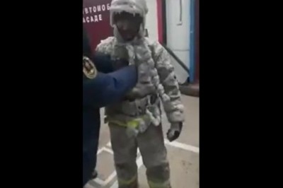 Myślisz, że u nas bywają srogie zimy? Zobacz jak rozbierali tego strażaka 