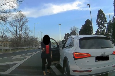 „Jedziesz pan pasem dla karetek” Kobieta Szeryf dzwoni na policję i przyjmuje mandat