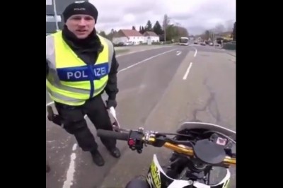 Jak uniknąć kontroli drogówki? Ten motocyklista wpadł na zabawny pomysł 