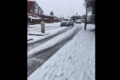 Typ z Mercedesa nie ogarnął, że jest ślisko i zabawił się w kręgle na osiedlu