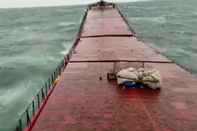 Ostatnie sekundy statku towarowego przed pęknięciem i zatonięciem