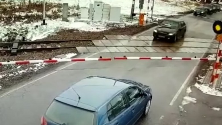 Uciekał przed policją. Rogatka wbiła mu się przez przednią szybę
