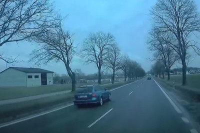 Konkretne zderzenie dwóch aut osobowych na DK32 na trasie Grodzisk - Ptaszków