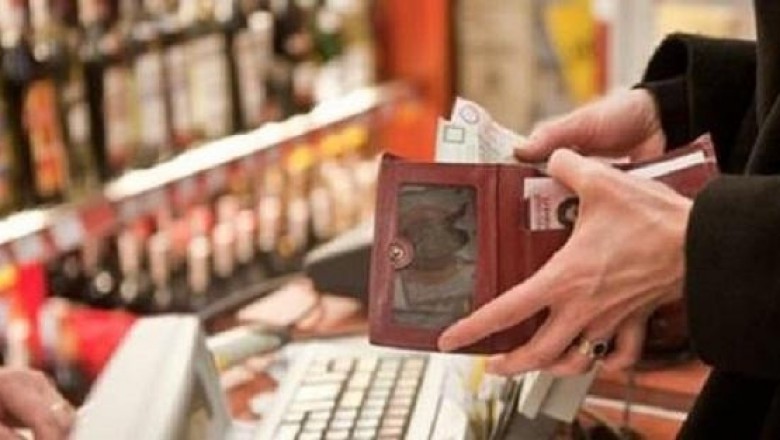 Wyśmiała matkę bez pieniędzy przy kasie w sklepie. Reakcja klienta była błyskawiczna