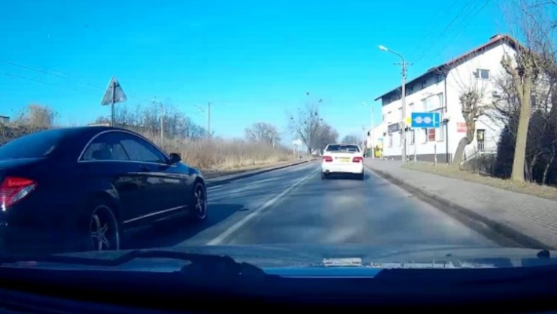 Mercedesem o mało nie rozjechał rodziny na pasach. Tak mu się spieszyło