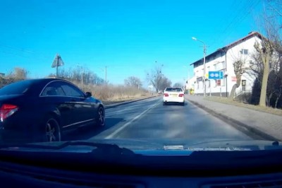 Mercedesem o mało nie rozjechał rodziny na pasach. Tak mu się spieszyło 