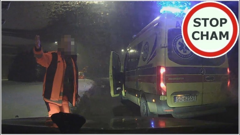 Kierowcy karetki puszczają nerwy i wyskakuje z niej na środku drogi