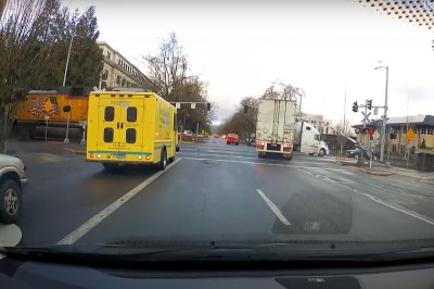 Wjechał TIRem na tory wprost przed nadjeżdżający pociąg 