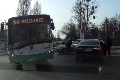 We trzech wyskoczyli do kierowcy na rondzie i okopali mu auto - Szczecin