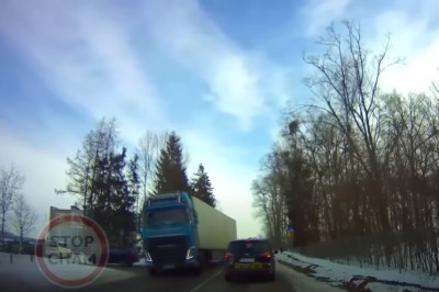 74-latka w osobówce kontra rozpędzona ciężarówka. Ku przestrodze