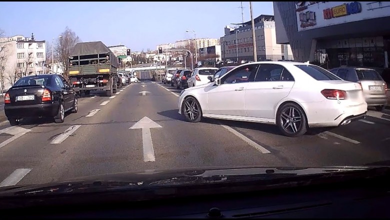 Kierowca Mercedesa któremu bardzo się spieszyło. Dla niego korki nie istnieją